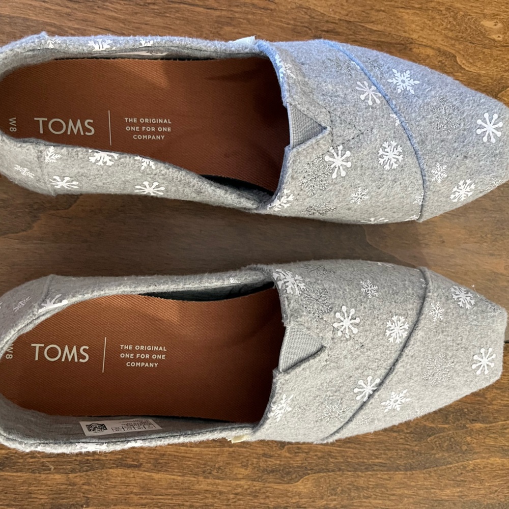 Women’s size 8 Tom’s snowflake grey slip on shoes